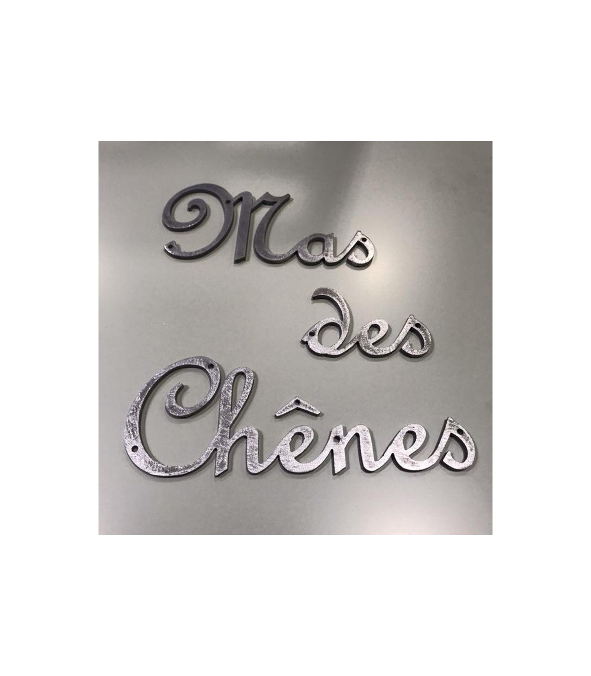 Exemple de nom de maison en fer forgé brut, sans thermolaquage.